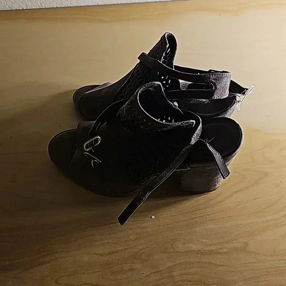 NWT Womens American Eagle Grey Suede Laser Cut Out Chunky Heel Booty Sz 7 - Picture 4 of 6